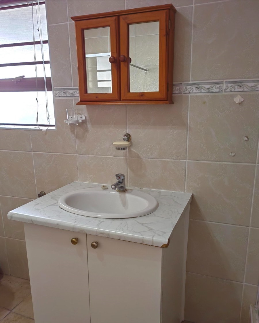 4 Bedroom Property for Sale in Wavecrest Eastern Cape